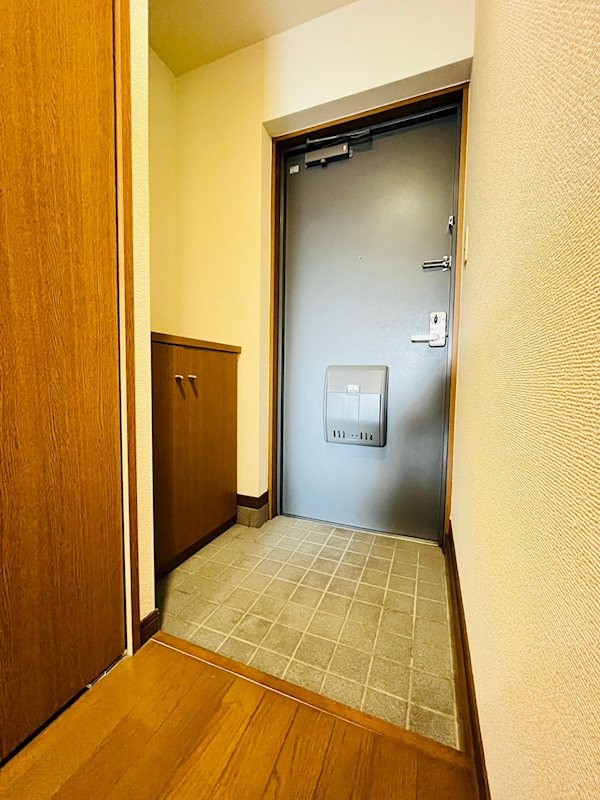 玄関　※写真は別号室のものですので現状優先とさせていただきます