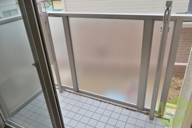 バルコニー　曇りガラスのバルコニー、お洗濯物が良く乾く南側です