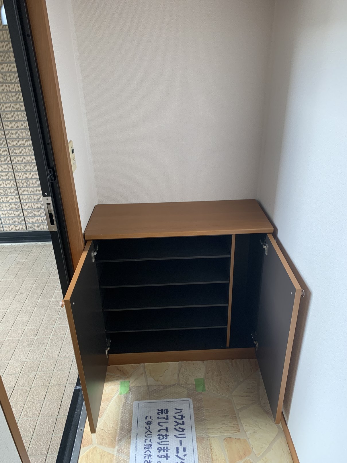 玄関　収納たっぷりの下駄箱付