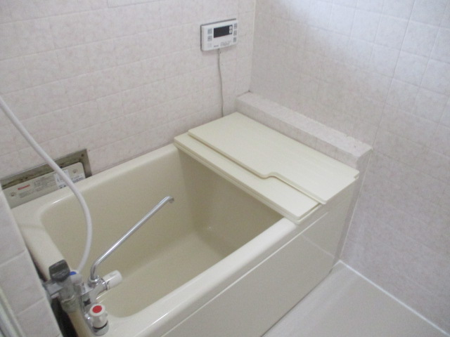 バス・シャワールーム　経済的な都市ガス♪バスルーム小窓付きです。