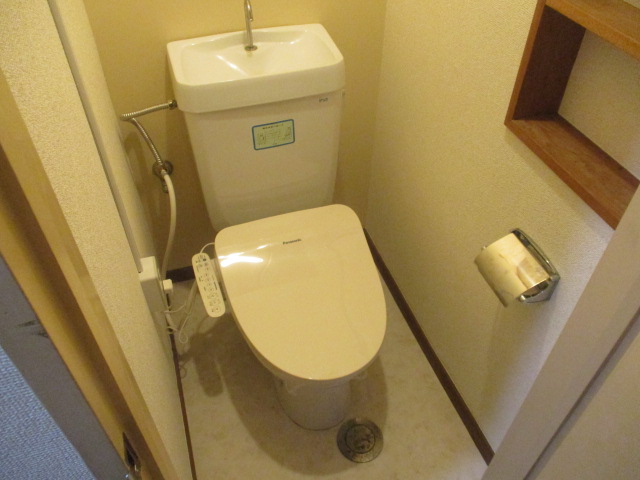 トイレ　嬉しい温水洗浄暖房便座付き。