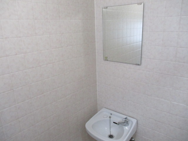 洗面設備　バスルーム内に洗面台付き。