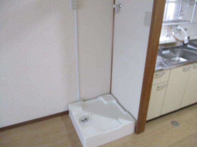 その他　キッチン横に室内洗濯機置き場新設。防水パン付きで安心。