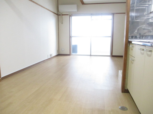 居室・リビング　奥行のある広々としたリビング。