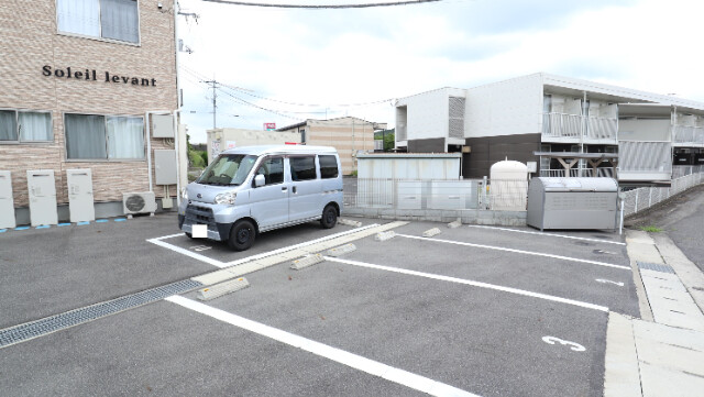 【浅口市鴨方町六条院中のアパートの駐車場】