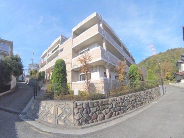 宝塚市平井山荘のマンションの建物外観