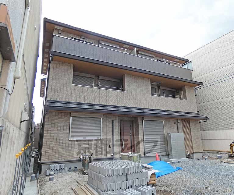 【京都市上京区三番町のマンションの建物外観】