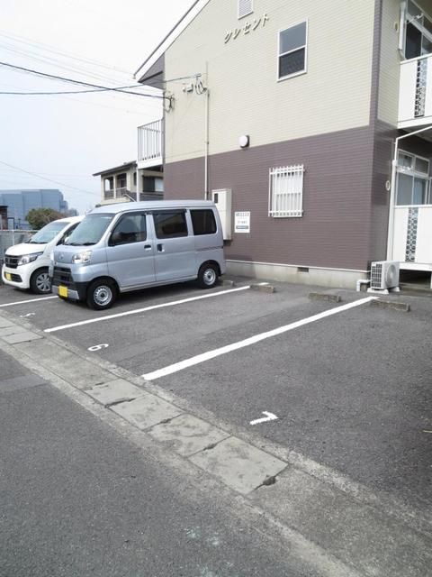 【クレセントの駐車場】