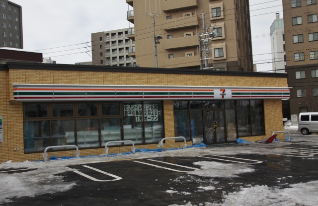 【札幌市豊平区豊平四条のマンションのコンビニ】