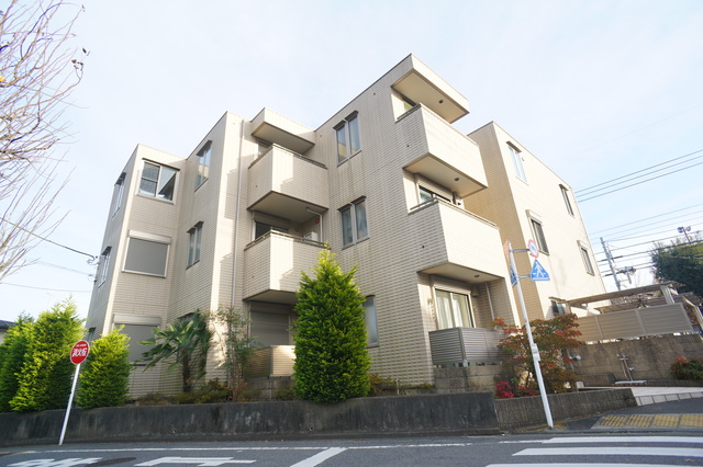 多摩市唐木田のマンションの建物外観