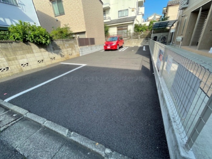 【シャルマン梅島の駐車場】