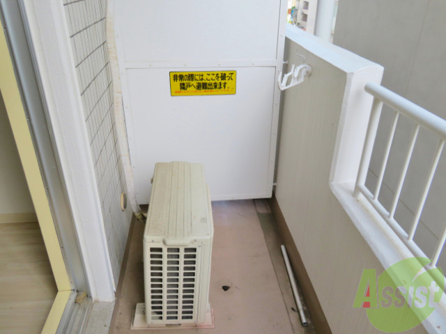 バルコニー　少し小さくても洗濯物はちゃんと外に干せますよ。