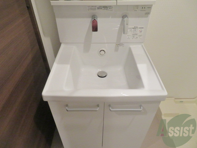 洗面設備　洗面台。朝の身支度はここでばっちり決めましょう。