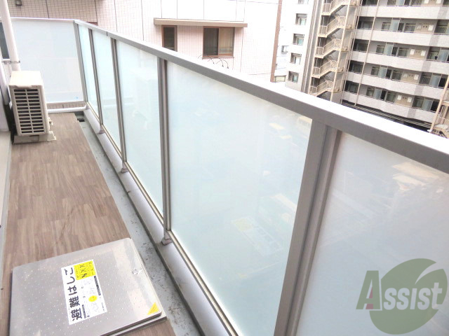 バルコニー　バルコニーは幅があり、広い印象を受けました。