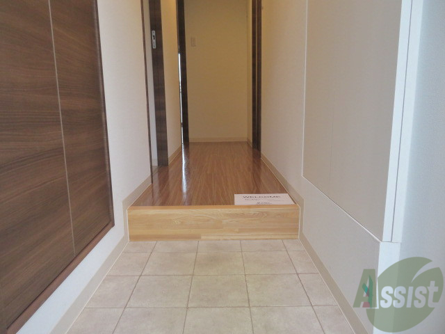 玄関　廊下の様子です。幅も狭くなく、利用しやすいですよ。