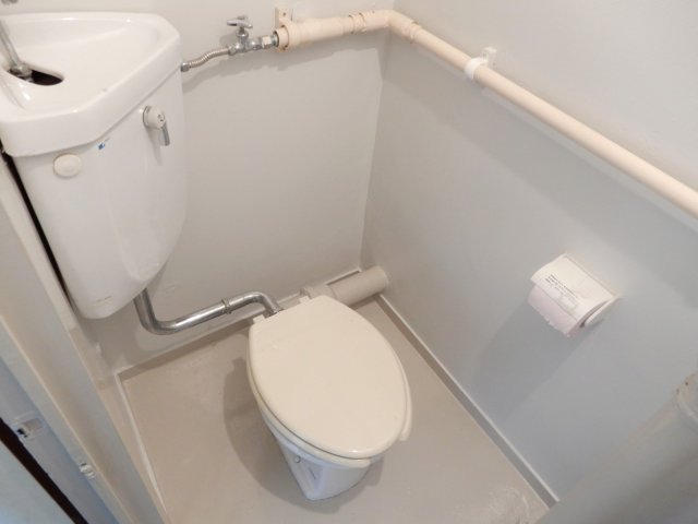 トイレ　同物件別号室の写真です。