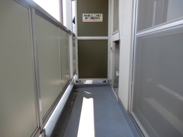 バルコニー　同物件別号室の写真です。