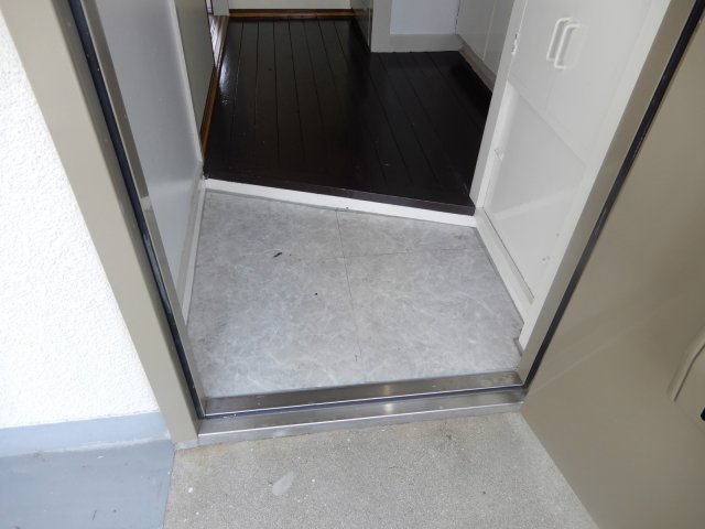 玄関　同物件別号室の写真です。