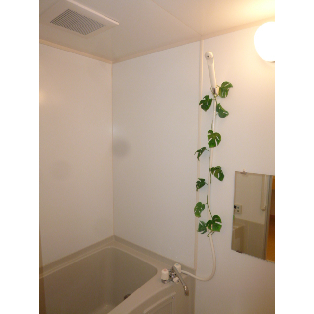 バス・シャワールーム　追い焚き機能付き！