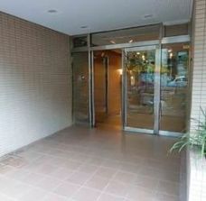 エントランス　落ち着いたエントランスです