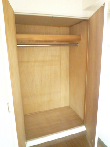 その他設備　パイプハンガーがあるので、畳まず衣類を掛ける事ができます