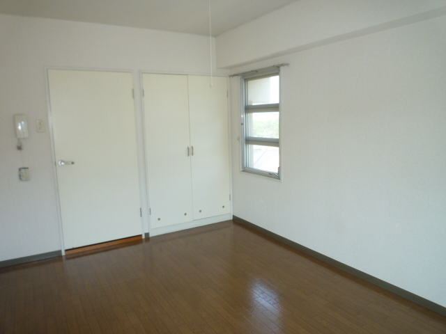 居室・リビング　収納付きでお部屋を広々お使いいただけます