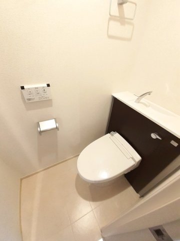 トイレ　落ち着いた色調のトイレです