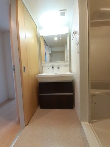 洗面設備　スペースが確保できる洗面所です