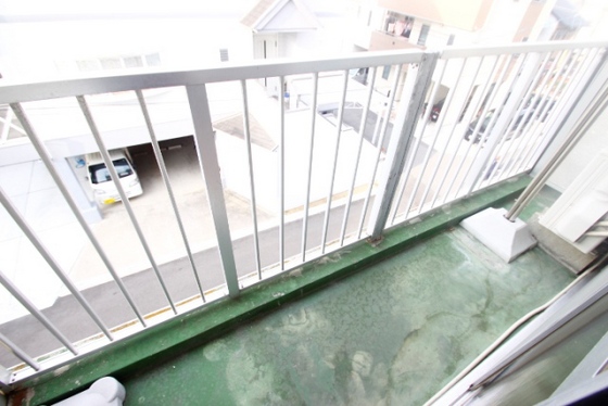 バルコニー　※掲載写真は同マンション別部屋参考写真となります。