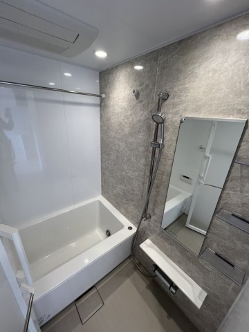 バス・シャワールーム　湯船でゆっくりしてください！