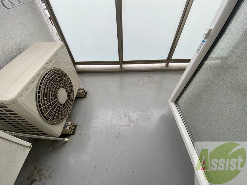 バルコニー　バルコニーです。洗濯物を干すもよし、一息つくもよしですね。