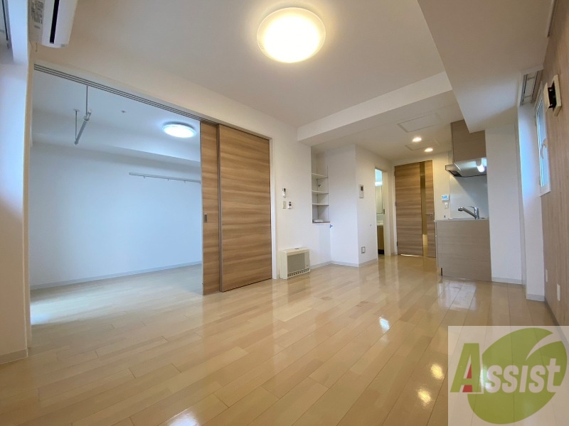 居室・リビング　リビングです。木目のフローリングが落ち着きますね。