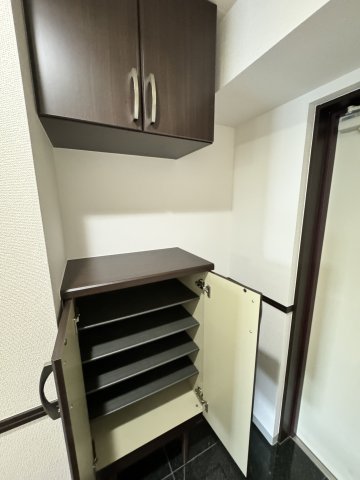 玄関　※別号室の写真となります。