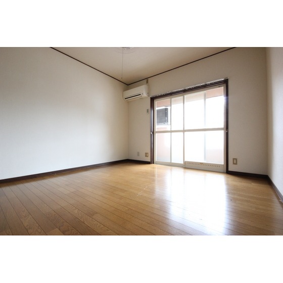 居室・リビング　写真はすべて同じ間取りの２１０号室です。