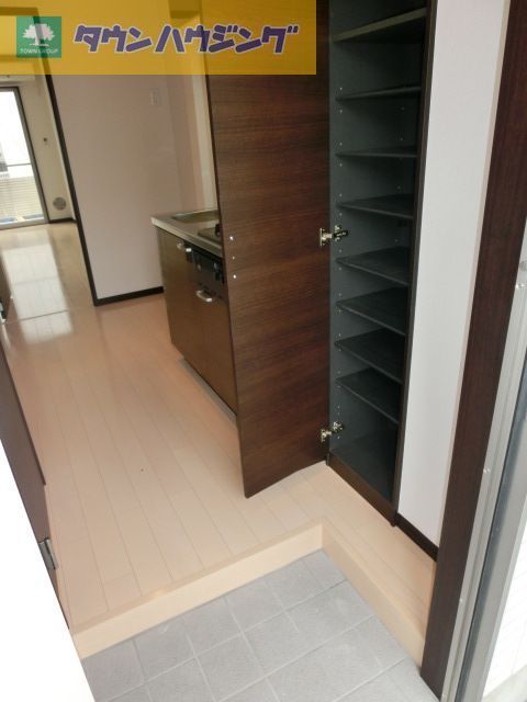 玄関　玄関下駄箱あり