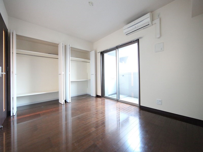 居室・リビング　洋室7.3帖　収納充実　エアコン完備　バルコニーに面していま