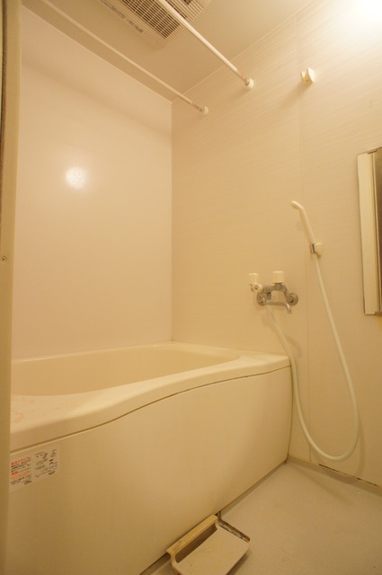 バス・シャワールーム　雨の日のお洗濯だけでなく、カビ予防にも大活躍の浴室乾燥機付♪