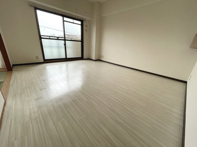 居室・リビング　床色が明るい色合いで、とてもきれいです。