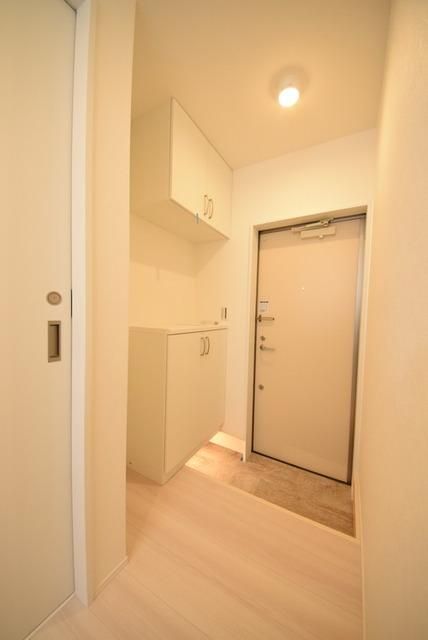 玄関　白を基調とした綺麗なお部屋です