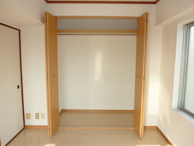 収納　ハンガーパイプ付きの収納です