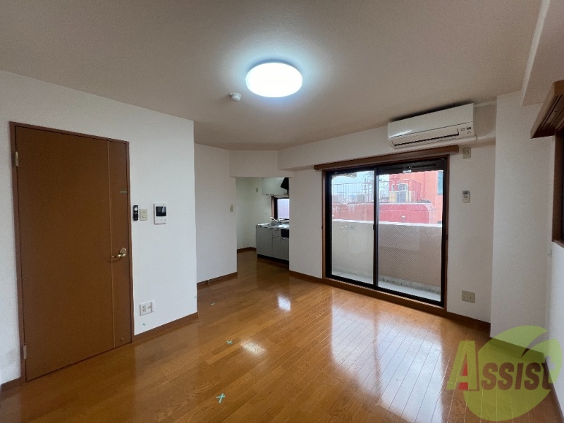 居室・リビング　８．２帖の洋室です。家具を置きやすいお部屋の形ですね。