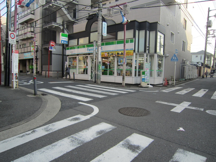 コンビニ　ファミリーマート　日吉本町店（コンビニ）まで606m