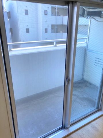 バルコニー　南東向きで日当り良好のバルコニー　※クリーニング前の写真です