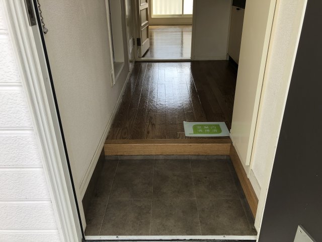 玄関　102号室参照