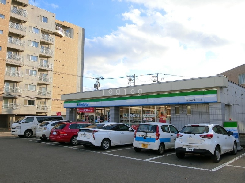 コンビニ　ファミリーマート札幌月寒東5条11丁目店（コンビニ）まで217m