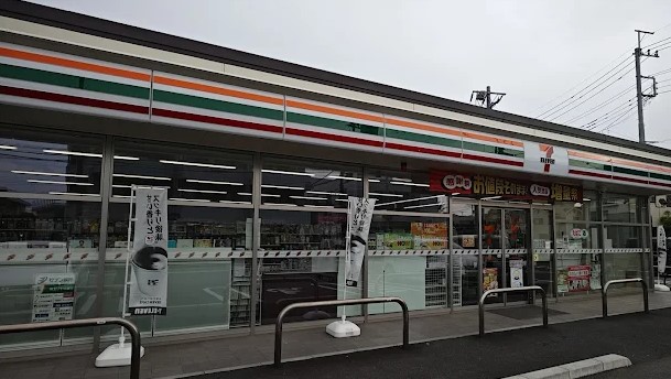 コンビニ　セブンイレブン 草加八幡町店（コンビニ）まで523m