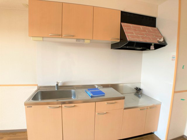 キッチン　別部屋同一間取りのお写真となります。