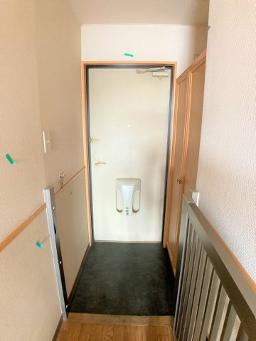 玄関　別部屋同一間取りのお写真となります。