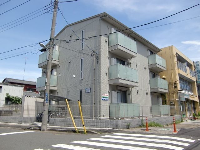 建物外観　オートロック付の鉄骨マンション。