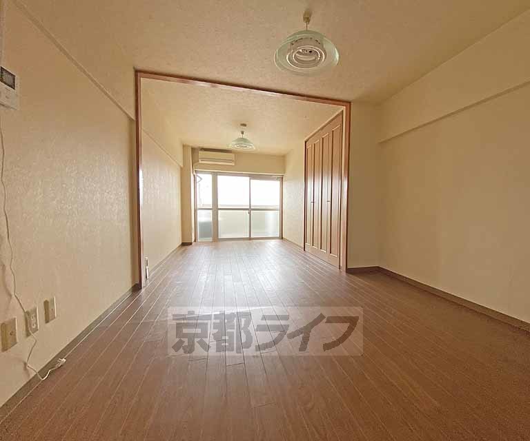 居室・リビング　１１帖の広い居室です。東向きバルコニから比叡山が望めま...